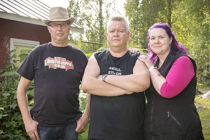 Hämeen Laaturemontin hyväntekeväisyyshuutokaupan meklaroi Aki apunaan Markku ja Heli.