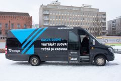Yrittäjäjärjestön Kasva Suomi -vaalikiertue saapui Hämeenlinnan torille 12.3. Kuva: Jouni Lehtonen