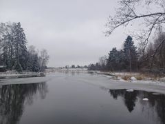 Lempäälässä Herralanvirran rannat olivat jo saaneet paikoin jääpeitteen 2.12.2022. Kuva: Niko Nurhonen, Pirkanmaan ELY-keskus
