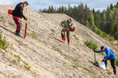 Krista Mikkonen, Minister of the Interior, was one of the volunteers. Sami Leinonen (left), event manager of biathlon World Cup events in Kontiolahti, and Esa Kinnunen accompanied Minister Mikkonen on the steep slopes of an afforested noise barrier.  