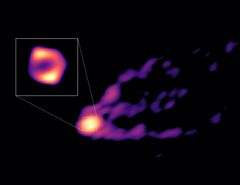 GMVA-teleskooppiverkoston ottama kuva galaksin M87 mustan aukon varjosta (pieni kuva) ja suihkusta. VLBI-tekniikkaa käyttävissä havainnoissa oli mukana myös Aalto-yliopiston Metsähovin radio-observatorio.