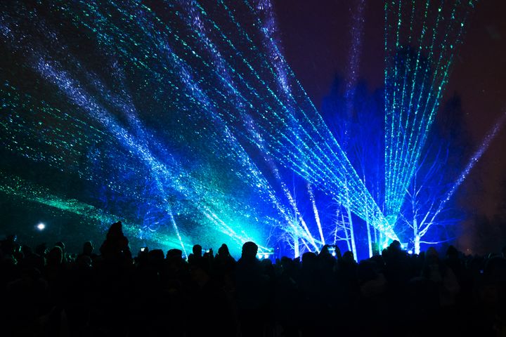 Espoossa otettiin uusivuosi 2019 vastaan laservaloesityksellä. Kuva: Robert Sjöblom