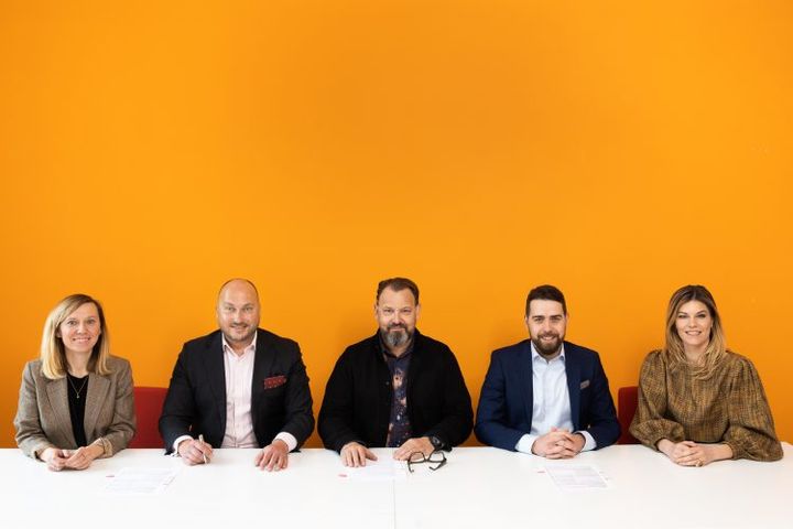 Rud Pedersen Groupin perustaja ja toimitusjohtaja Morten Rud Pedersen (keskellä) sekä neljä Vilands Associatesin osakasta (vasemmalta oikealle): Elina Egle, Ralfs Vilands, Vladlens Kovalevs ja Laima Auza.