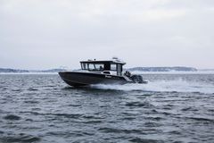 Phantom Cabin i aluminium bygger på skrovet av den öppna båten Buster Phantom, som visat sig vara sjövärdig och mycket lätthanterlig. I planeringen har man lagt tonvikten på passagerarbekvämligheten, på rymliga utrymmen och sjösäkerheten.