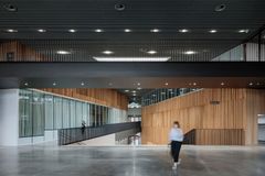 Aalto-yliopiston uuden Väre-rakennuksen aula. Kuva: Tuomas Uusheimo / Aalto-yliopisto