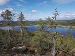 Ratasjärven rannoille levittäytynyt asutus muodostaa yhden Lapin eheimmistä kyläkokonaisuuksista. Kuva Kirsti Hanhirova.
