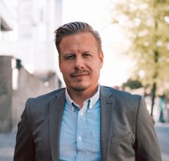 Henrico Digitalin toimitusjohtaja Tomi Pyyhtiä kannustaa yrityksiä ja työnhakijoita tarttumaan rohkeasti uusiin mahdollisuuksiin sekä pitämään kaikki ovet auki.