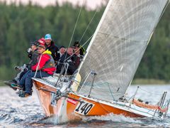 Jyri Lehtisen kipparoima Auvo purjehti kevyessä tuulessa Päijänteen päästä päähän ajassa 15:19:32. Maaliin Jyväskylän saaristokaupunginosa Säynätsalon edustalle miehistö ennätti aamuyöllä ennen puoli neljää. 