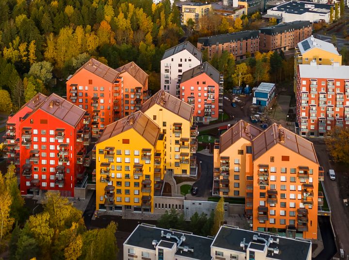 Palkittu Kirstinmäen korttelikokonaisuus koostuu useammasta eri rakennuksesta. Korttelilla on värikäs ilme. Kuva: Kuvatoimisto Kuvio Oy