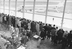 Lentokoneiden tarkkailu porttialueelta käsin on ollut suosittu ajanviete vuosikymmenien mittaan. Finnairin McDonnell-Douglas DC-8-62 ja yleisöä 1970-luvun taitteessa. Suomen Ilmailumuseo.
