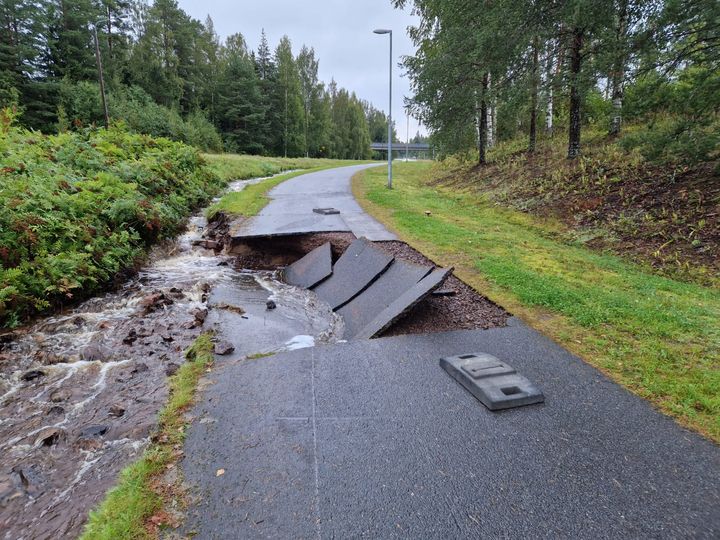 Rankkasadevaurio kevyenliikenteen väylällä Ähtärissä.