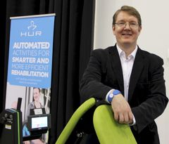 Suomalainen HUR yhdisti paineilmalla toimivat kuntosalilaitteet ja tietoteknologian. Kotimaan myyntipäällikkö Jussi Jaakkolan mukaan kysyntää uusille Smart Touch -tuotteille on niin kuntoutuksessa kuin kuntosaleilla. Apuväline 2015 -tapahtumassa HUR rakensi esteettömän kuntosalin Liikuntamaahan.
