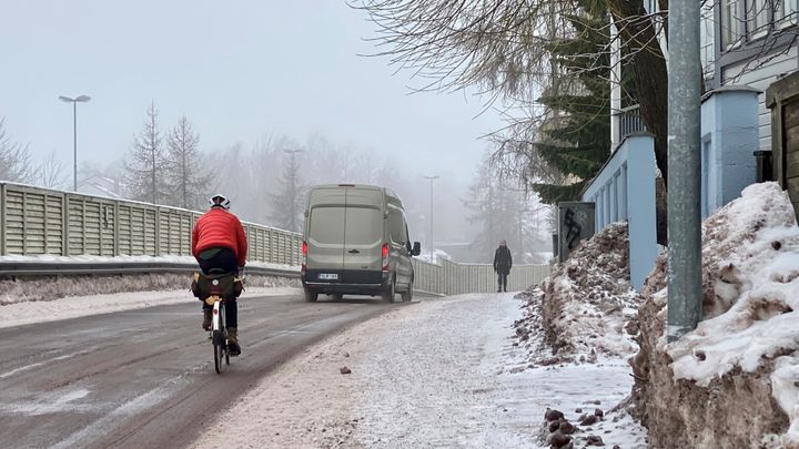 Kulosaaren pyöräkadulla pyörät ja autot liikkuvat samalla ajoradalla, mutta pyörät määräävät nopeuden. Kuva: VM Suomalainen Oy