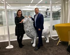 Ulkomaankauppa- ja kehitysministeri Anne-Mari Virolainen ja Espoon kaupunginjohtaja Jukka Mäkelä.