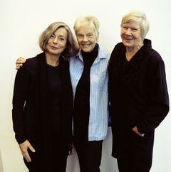 Ystävykset Åsa Moberg, Märta Tikkanen ja Birgitta Stenberg vuonna 2004.