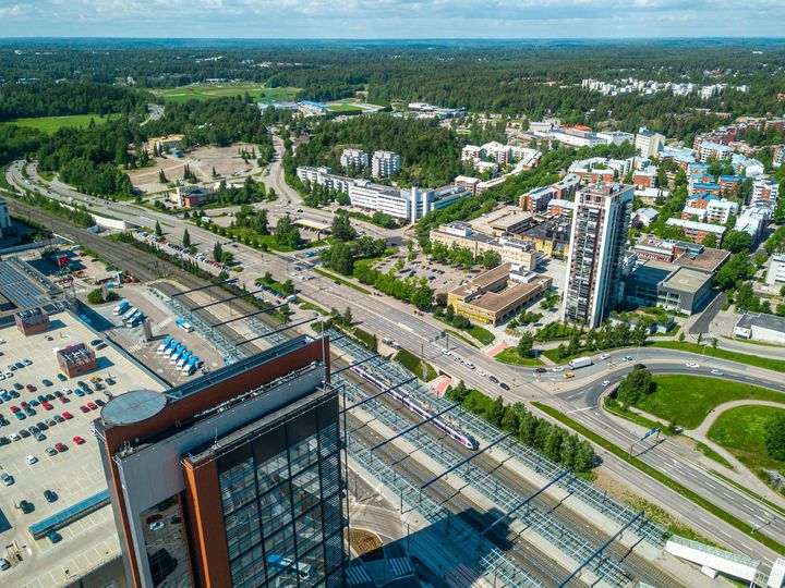 Yksi kilpailun tavoite on yhdistää radan pohjois- ja eteläpuoli yhtenäiseksi keskusta-alueeksi. Kuva: Taneli Lahtinen