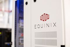 Equinixin Suomen HE5 ja HE7 -datakeskuksien kapasiteetti lisääntyy yhteensä noin 800 laitekaapilla.
