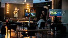 Hyvinkään Poikkeustilaklubin livelähetykset tavoittavat kaupunkilaiset suljetun kaupungintalon aulasta kolmesta viiteen kertaan viikossa www.facebook.com/poikkeustilaklubi ja www.hyvinkaa.fi/youtube kautta. Kuvassa Katri O ensimmäisessä lähetyksessä 1.4.2020. Kuvaaja: Helena Eslon / Hyvinkään kaupunki