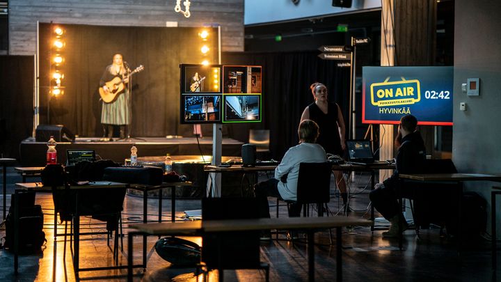 Hyvinkään Poikkeustilaklubin livelähetykset tavoittavat kaupunkilaiset suljetun kaupungintalon aulasta kolmesta viiteen kertaan viikossa www.facebook.com/poikkeustilaklubi ja www.hyvinkaa.fi/youtube kautta. Kuvassa Katri O ensimmäisessä lähetyksessä 1.4.2020. Kuvaaja: Helena Eslon / Hyvinkään kaupunki