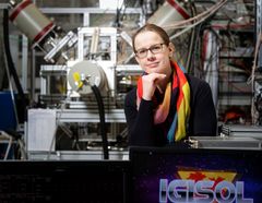 Professori Anu Kankaista kiinnostaa perimmäinen kysymys: miten alkuaineet ovat syntyneet? (Kuva: Petteri Kivimäki.)