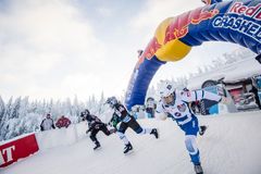 Suomen Paavo Klintrup (oikea), suomen Max Nymark (toinen oikealta), yhdysvaltainen Matt Johnson (kolmas oikealta) ja brittiläinen Robin Worling karsintakilpailun semifinaalin lähdössä
Photocredit: Red Bull Content Pool / Victor Engström