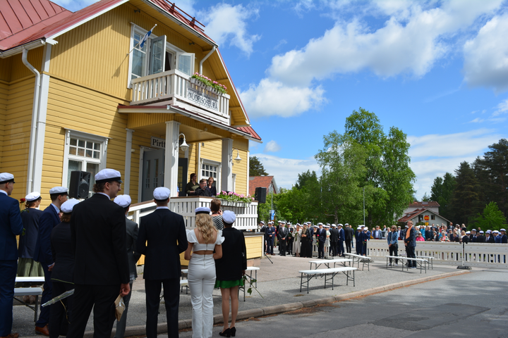 Suomen kesä julistetaan perinteisesti avatuksi Kangasalan Tapulinmäellä sijaitsevalla Nuorisoseuran Pirtillä. Kesän avauksessa juhlistetaan niin alkavaa kesää kuin uusia ylioppilaita. Kuva: Kangasalan kaupunki/Anna Toiva.