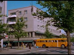 En kortfilm om Joensuu berättar om livet i den växande staden i början av 1960-talet. Joensuu presenteras som en attraktiv ort för både turister och invånare.
Bild: Nationella audiovisuella institutet. Länk till filmen: https://www.finna.fi/Record/kavi.elonet_elokuva_134898?lng=sv