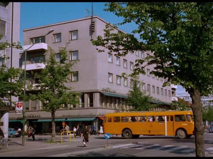 En kortfilm om Joensuu berättar om livet i den växande staden i början av 1960-talet. Joensuu presenteras som en attraktiv ort för både turister och invånare.
Bild: Nationella audiovisuella institutet. Länk till filmen: https://www.finna.fi/Record/kavi.elonet_elokuva_134898?lng=sv
