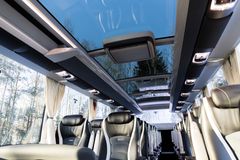 Uusien, tyylikkäiden autojen matkustamoissa on lasikatto, reilusti tilaa ja mukavat nahkaistuimet.