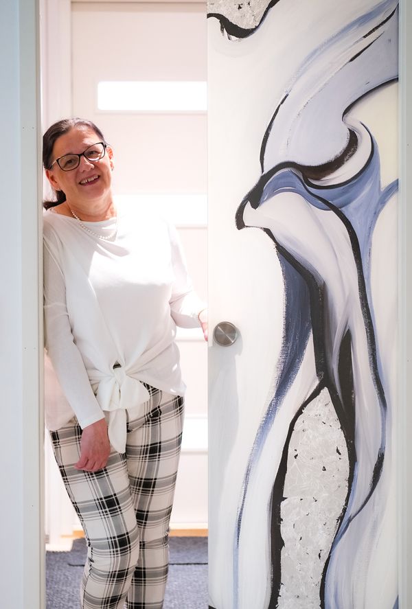 Taideteos lasisessa Liune-ovessa toivottaa tervetulleeksi Anne Hasun ja Paavo Hakkaraisen vuoden 2019 Kouvolan asuntomessuille valmistuneeseen kotiin.
