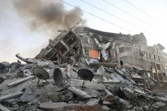 Israelin ilmaiskussa romahtanut kerrostalo Gazassa. Kuva Fady Hanona / Lääkärit Ilman Rajoja