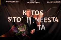 Esko Aholle  myönnettiin Elinkeinoelämän ansioristi. Kuva: Kimmo Penttinen.