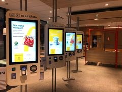 McDonald’seissa investoidaan franchise-yrittäjien kanssa asiakaskokemuksen parantamiseen esimerkiksi digitaalisten tilauskioskien ja pöytiintarjoilun avulla. Kuva Seinäjoella vuonna 2021 avatusta ravintolasta