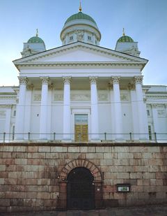 Tuomiokirkon kryptan ovet pysyvät kiinni pitempään ja kirkkosalikin on kiinni noin viikon.