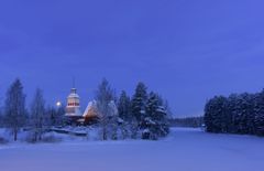 Petäjäveden vanha kirkko talviaamuna. Kuva: Teuvo Salmenoja