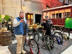 "Olemme sarjassamme päässeet seikkailemaan vaikka minne, mutta Viro muistutti taas siitä, miksi se on vain niin upea ja maukas maa. Ohjelmassamme piipahdetaan myös Tallinnan keksintötehdas Protossa, joka sopii erityisesti lapsiperheiden pääsiäisohjelmaan", kertoo burgerimies Akseli Herlevi. Burgerimiehet Pohjolassa -sarjassa tutustutaan Tallinnan herkullisiin menovinkkeihin sopivasti juuri ennen pääsiäistä. Kuva: Naughty Studios