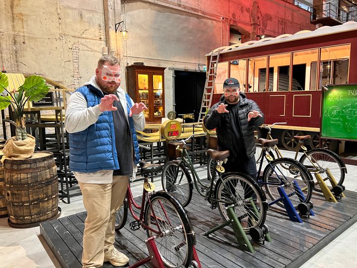 "Olemme sarjassamme päässeet seikkailemaan vaikka minne, mutta Viro muistutti taas siitä, miksi se on vain niin upea ja maukas maa. Ohjelmassamme piipahdetaan myös Tallinnan keksintötehdas Protossa, joka sopii erityisesti lapsiperheiden pääsiäisohjelmaan", kertoo burgerimies Akseli Herlevi. Burgerimiehet Pohjolassa -sarjassa tutustutaan Tallinnan herkullisiin menovinkkeihin sopivasti juuri ennen pääsiäistä. Kuva: Naughty Studios