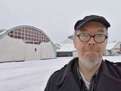 Reijo Valta väittelee autoilun historiasta Suomessa.