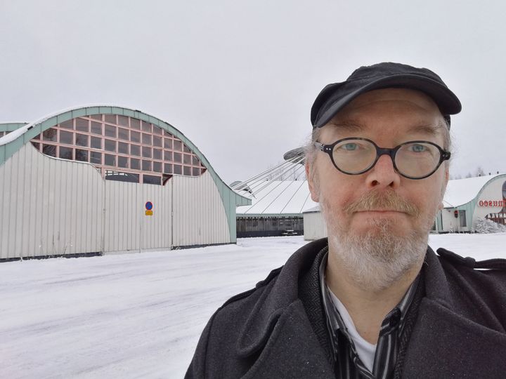 Reijo Valta väittelee autoilun historiasta Suomessa.