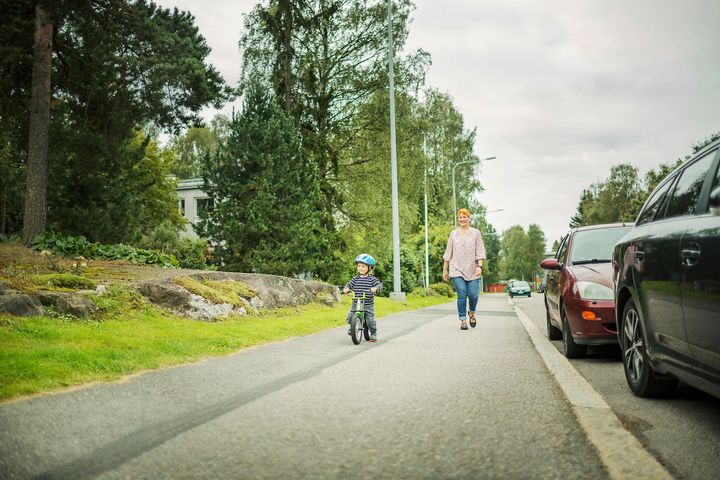 Pyöräilevä lapsi ja aikuinen. Kuva: Liikenneturva/Nina Mönkkönen