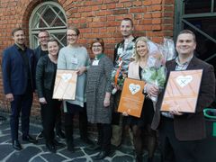 Vuoden Keittiöteko -voittajat 2017. Vasemmalta: palkinnon ojentanut Kalle Ruuskanen, Fredman Groupin hallituksen puheenjohtaja ja Vuoden Keittiöteko -tuomariston puheenjohtaja Peter Fredman, Vantaan kaupungin ja seurakuntayhtymän Yhteinen pöytä - hankkeen Laura Tuomi (Vantaan kaupunki), Hanna Kuisma (Vantaan kaupunki), Katri Valve (Vantaan seurakuntayhtymä) ja Esa Laitila (Vantaan kaupunki) ja Suomi100-kunniakirjan saanutta Finnairin suomalaista kouluruokaa esittelevää hanketta koordinoinut Elina Wahlman sekä yleisön suosikki Iiro Toivanen.