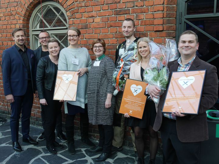 Vuoden Keittiöteko -voittajat 2017. Vasemmalta: palkinnon ojentanut Kalle Ruuskanen, Fredman Groupin hallituksen puheenjohtaja ja Vuoden Keittiöteko -tuomariston puheenjohtaja Peter Fredman, Vantaan kaupungin ja seurakuntayhtymän Yhteinen pöytä - hankkeen Laura Tuomi (Vantaan kaupunki), Hanna Kuisma (Vantaan kaupunki), Katri Valve (Vantaan seurakuntayhtymä) ja Esa Laitila (Vantaan kaupunki) ja Suomi100-kunniakirjan saanutta Finnairin suomalaista kouluruokaa esittelevää hanketta koordinoinut Elina Wahlman sekä yleisön suosikki Iiro Toivanen.