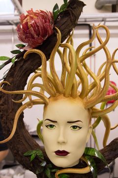 Rantalan kisateos ammentaa inspiraationsa Kreikan mytologian Medusasta, jonka kultaiset hiukset viettelivät Poseidonin. Kuva: Kari Jokinen