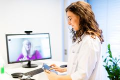 Potilaan ja lääkärin kohtaaminen videoyhteydellä on sujuvampaa kuin lähikontakti suojavarustuksia käyttäen. 
Kuva Katariina Ojala, VideoVisit Oy