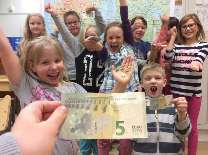 Rauhalan 4H-kerho Valkeakosken 4H-yhdistyksestä on Vuoden 4H-kerho.
Kerholaiset tekivät hyviä tekoja myymällä Nenäarpoja. He saivat kerättyä hienon potin kehitysmaiden lasten ja oman kerhotoimintansa hyväksi. Seteleiden ja kolikoiden kuvaaminen Nenäarpojen sijaan on kekseliästä ja lähestyy hyvän teon vaikutuksia uudesta näkökulmasta. Kuva: Rauhalan 4H-kerho.