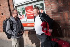 Suomen Punaisen Ristin logistikot Tuomas Laibert ja Olle Kaidro lähtevät auttamaan hirmumyrsky Irman uhreja Karibilalle. Lauantaiaamuna 16.9. logistikot saivat ohjeistuksen operaatiolle SPR:n keskustoimistolla, josta he suuntasivat suoraan Helsinki-Vantaan lentokentälle. Kuva: Suomen Punainen Risti