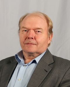 Lehtori, KTM Jorma Suomalainen palkittiin kultaisella elämäntyömerkillä.