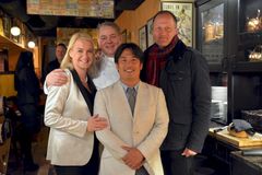 Saludin emäntä Hanna Niemi (vas.), keittiöpäällikkö Toni Leskinen, Wagyu-asiantuntija Mr. Nozumo Dojo ja Restamaxin hallituksen jäsen Mika Niemi kutsuvierastilaisuudessa Saludissa 4.3.2015. Kuva: Ronja Honko