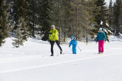 Perhe hiihtää