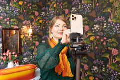 Kännykällä voi tehdä somesisältöjä mistä vain! Kuvassa Sanya Saarinen tekee livelähetystä kännykällä Instagramiin. Kuva: Sanna Nuutinen / Foto Bakery Oy